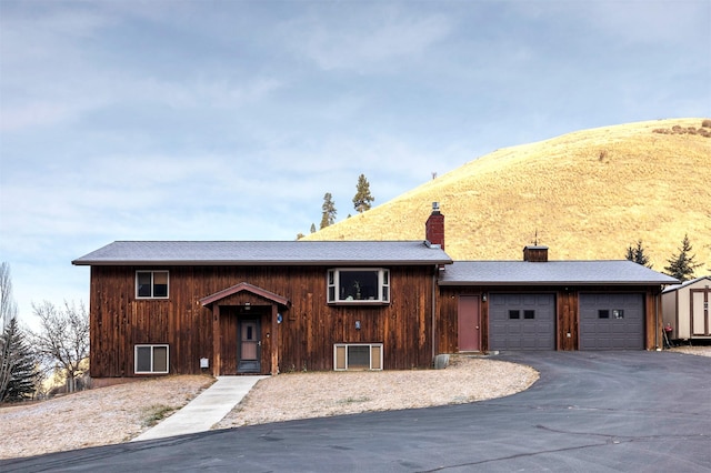 view of front facade featuring a garage