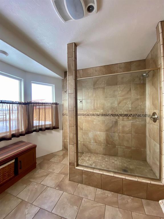 bathroom featuring a tile shower