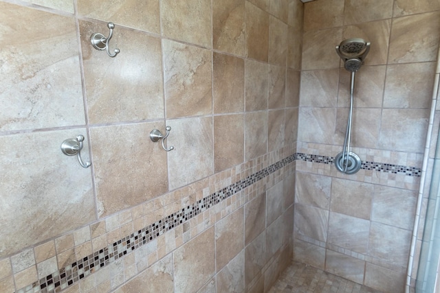 bathroom featuring a tile shower