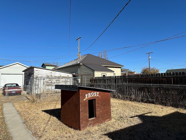 view of yard featuring an outbuilding