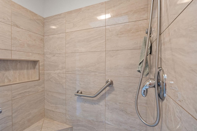 bathroom featuring a tile shower