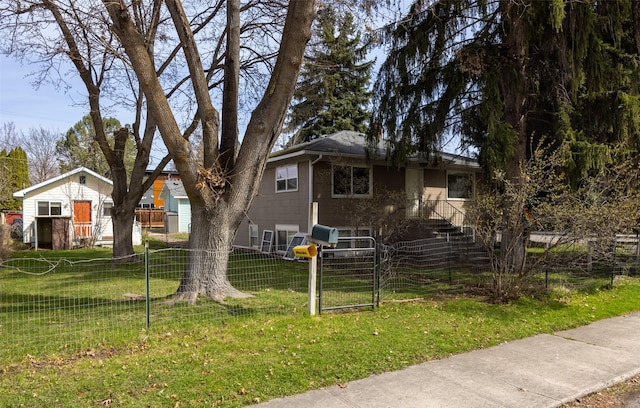 200 N Ave W, Missoula, MT 59801 - view of front facade featuring fence private yard and a front yard