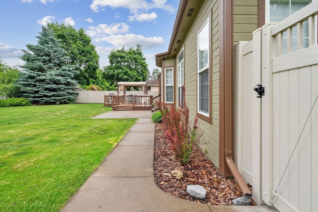 view of yard featuring a patio