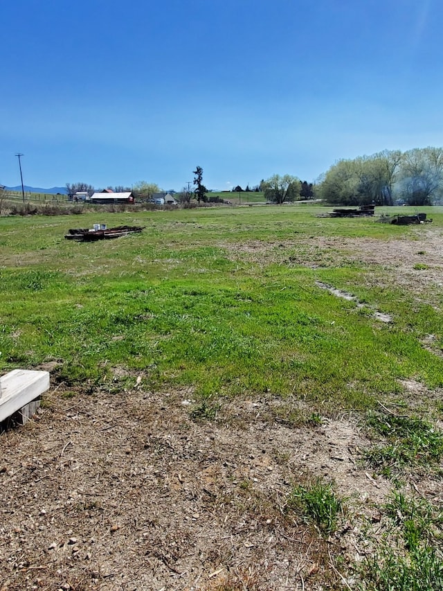 view of yard featuring a rural view