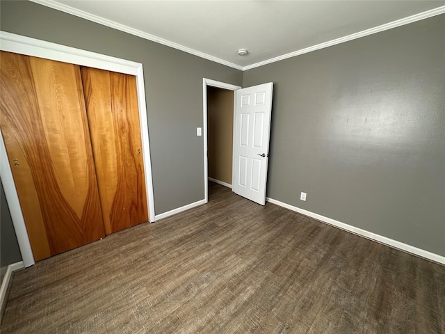 unfurnished bedroom with crown molding and a closet