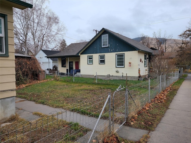 view of side of property featuring a lawn