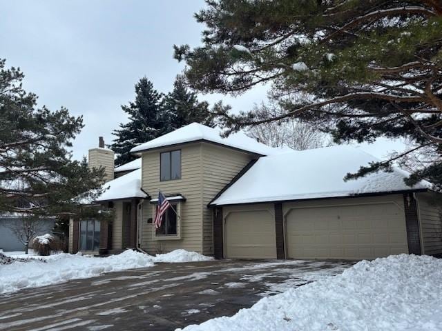 view of front property featuring a garage