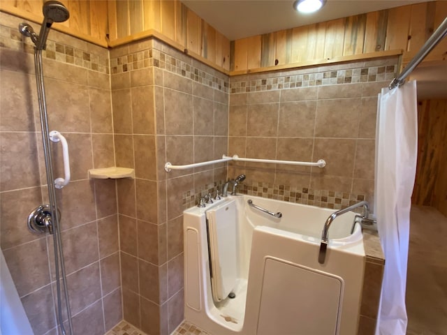 bathroom featuring a shower with shower curtain