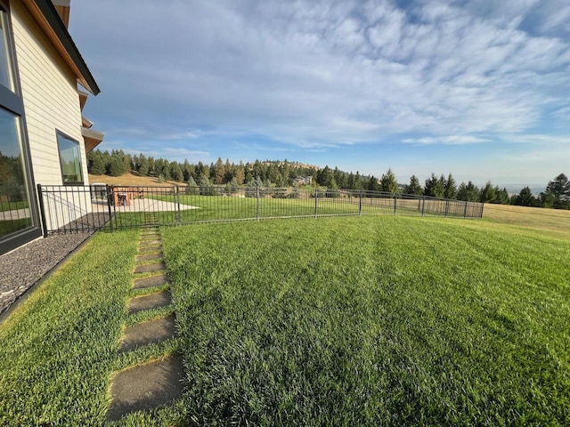 view of yard featuring a rural view