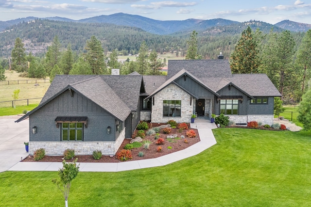 view of front of property with a mountain view and a front yard