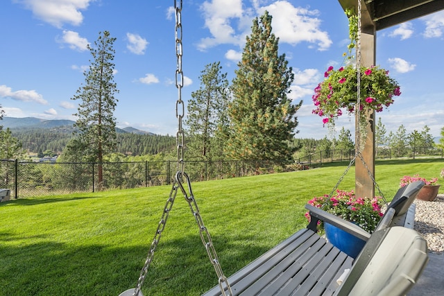 view of yard featuring a mountain view