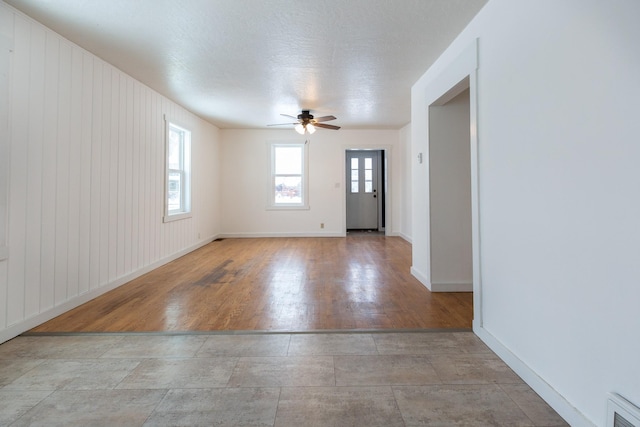 foyer entrance featuring ceiling fan