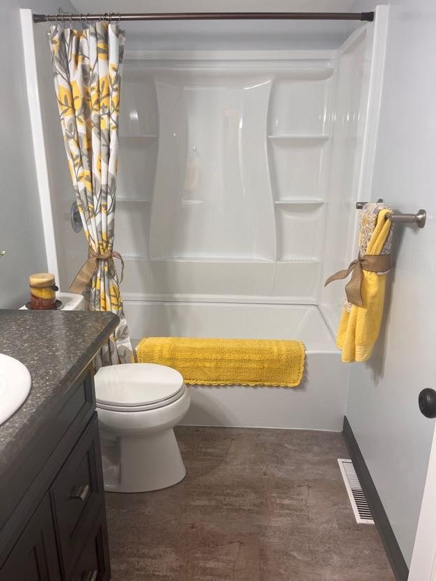 full bathroom featuring vanity, toilet, and shower / tub combo with curtain