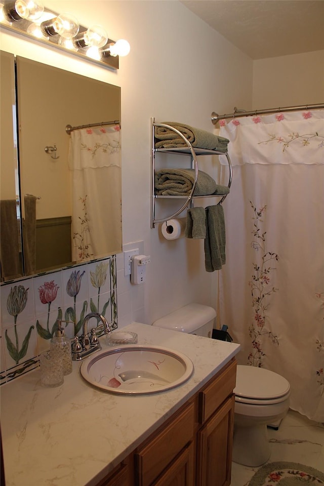 bathroom with a shower with shower curtain, vanity, and toilet