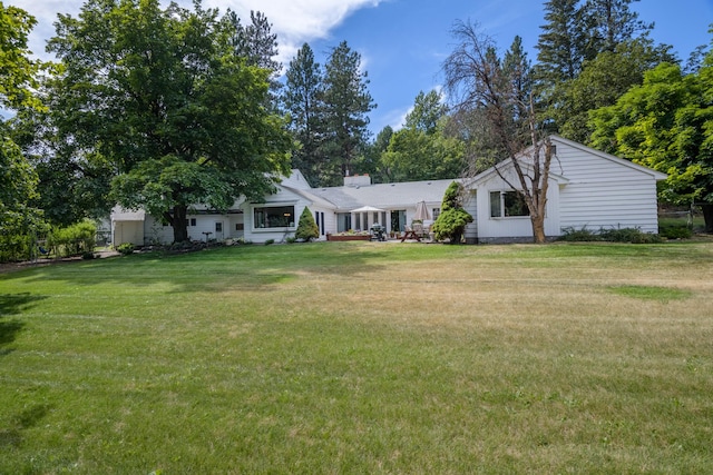 view of front facade featuring a front yard