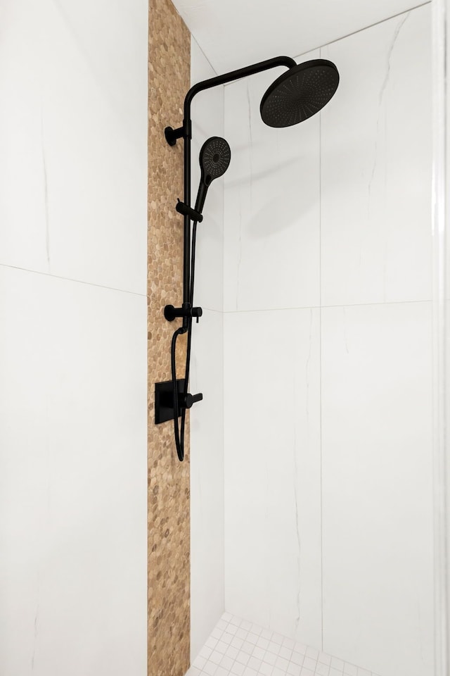 room details featuring a tile shower