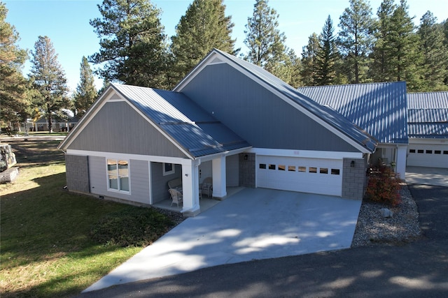 view of front of house featuring a front lawn