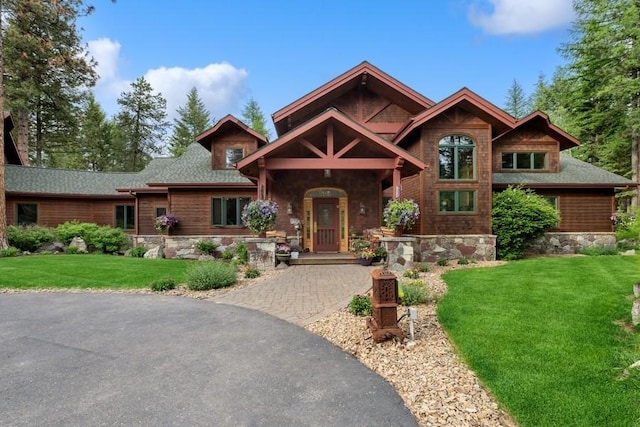 view of front of house featuring a front yard