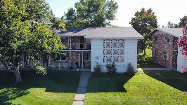 view of front facade with a front lawn