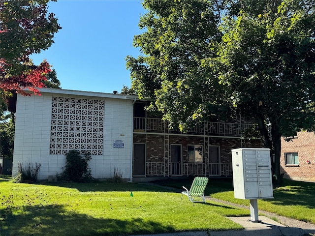 view of front of property with a front yard