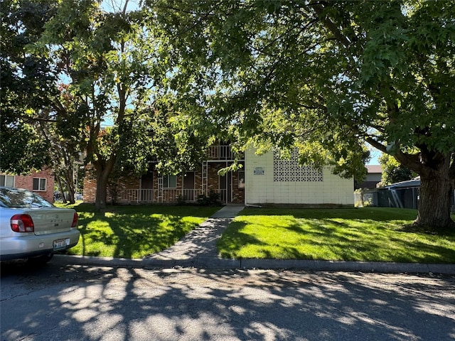 view of front facade featuring a front lawn