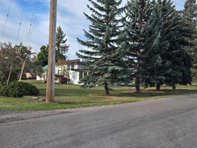 view of front of property featuring a front yard