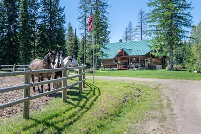 view of yard featuring an outbuilding