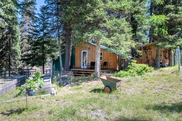 view of yard featuring an outbuilding