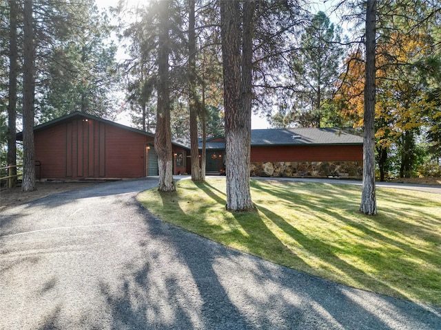 single story home with a front yard