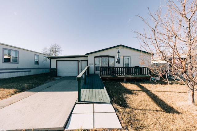 view of front of property featuring a garage and a front yard