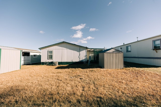 view of yard featuring a storage unit