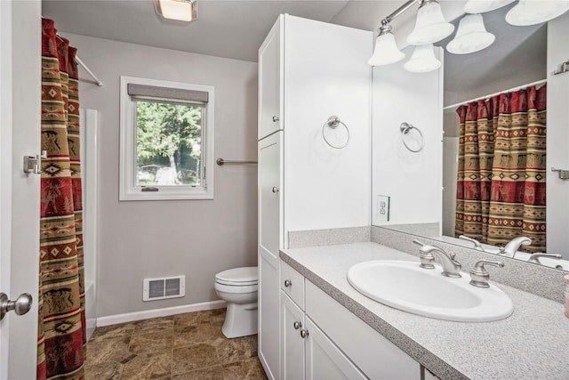 bathroom with visible vents, baseboards, toilet, a shower with shower curtain, and vanity