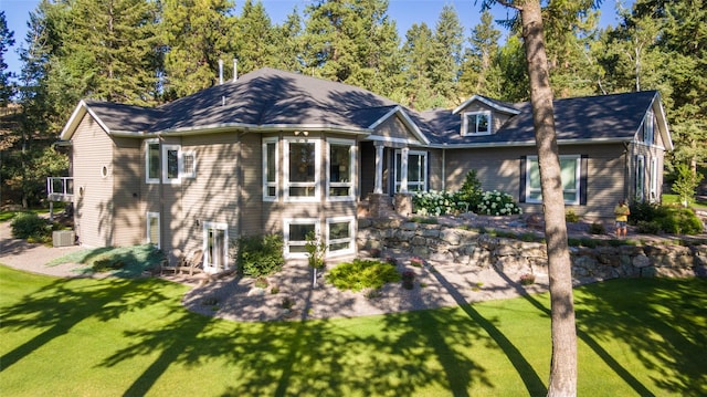 view of front of property with a lawn