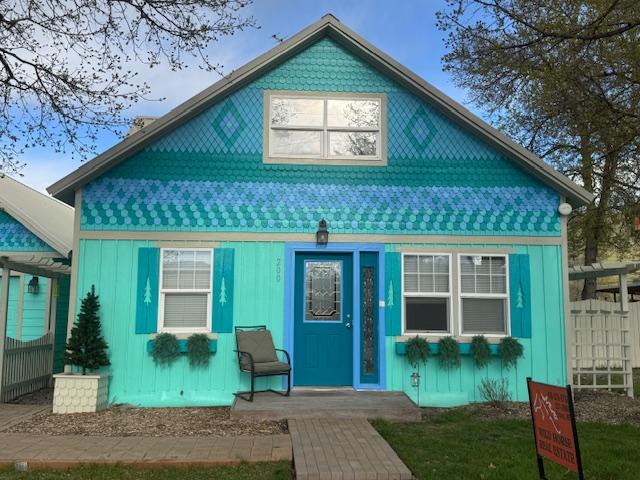 200 Clayton St, Plains, MT 59859 - view of front facade featuring fence