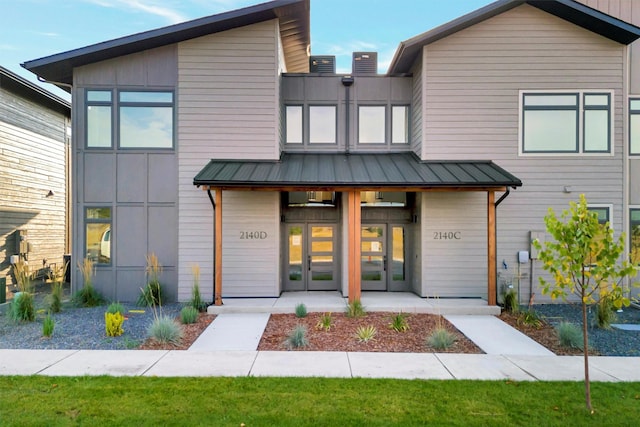 view of front of property featuring a porch