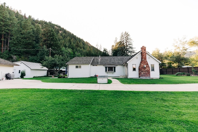 view of front of house featuring a front yard and a mountain view