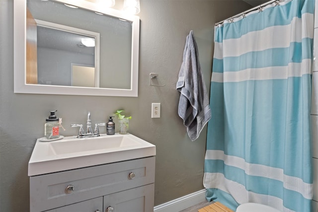 bathroom featuring a shower with shower curtain and vanity