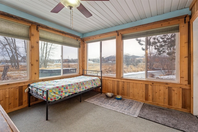 sunroom with ceiling fan