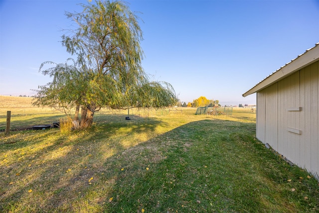 view of yard featuring a rural view