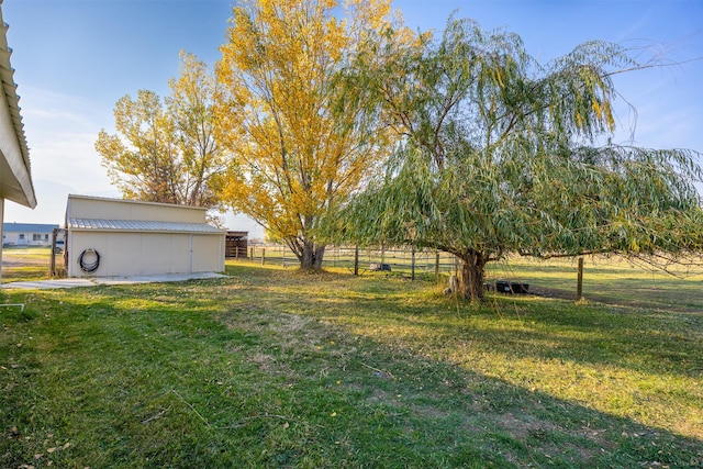 view of yard featuring an outbuilding