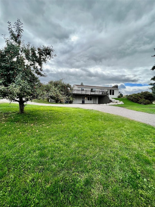 view of front facade featuring a front lawn