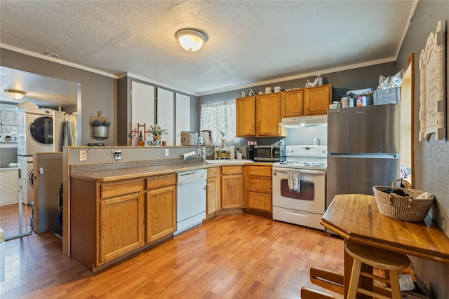 kitchen featuring a textured ceiling, appliances with stainless steel finishes, light hardwood / wood-style floors, and crown molding