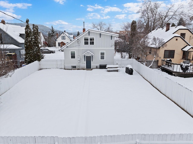 view of front facade with a fenced backyard