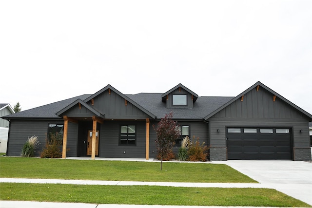 view of front of home featuring a garage and a front yard