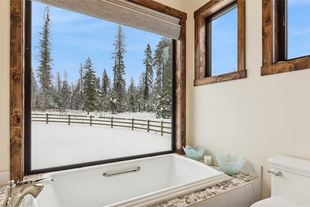 bathroom featuring tiled tub