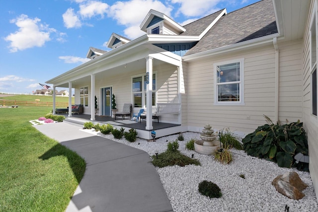 view of front of property featuring covered porch and a front lawn