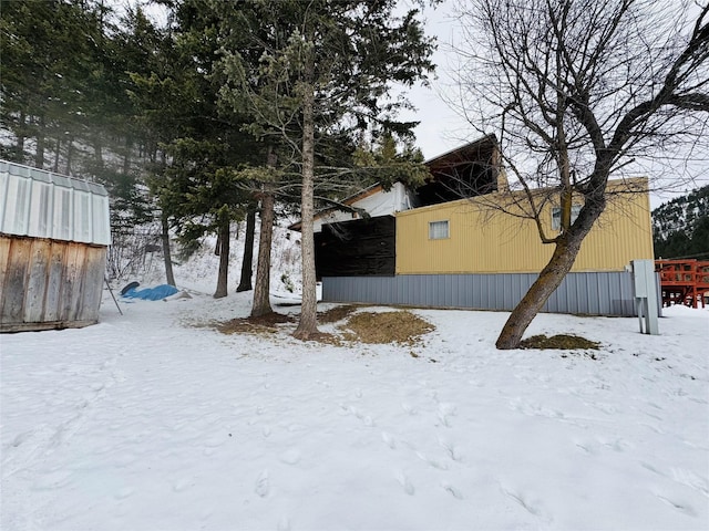 view of yard layered in snow