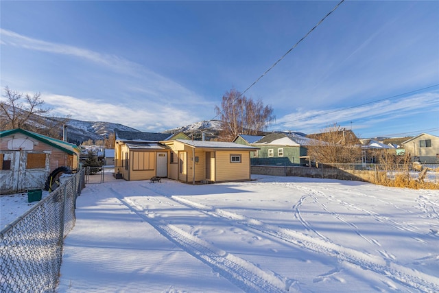 single story home featuring a mountain view