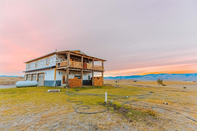 view of front of home with a mountain view, a front yard, and a garage