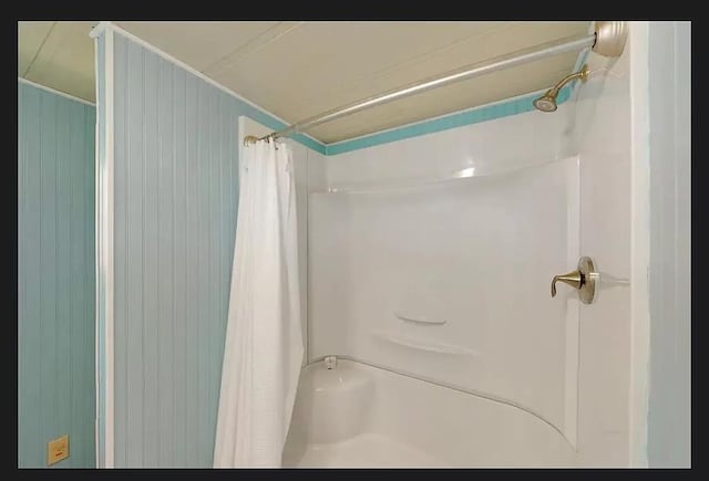 bathroom featuring a shower with shower curtain